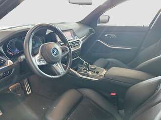 BMW 330e (Bild 2/17)