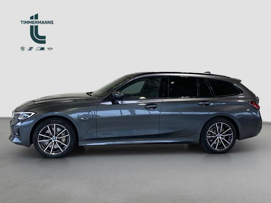 BMW 330e (Bild 12/25)