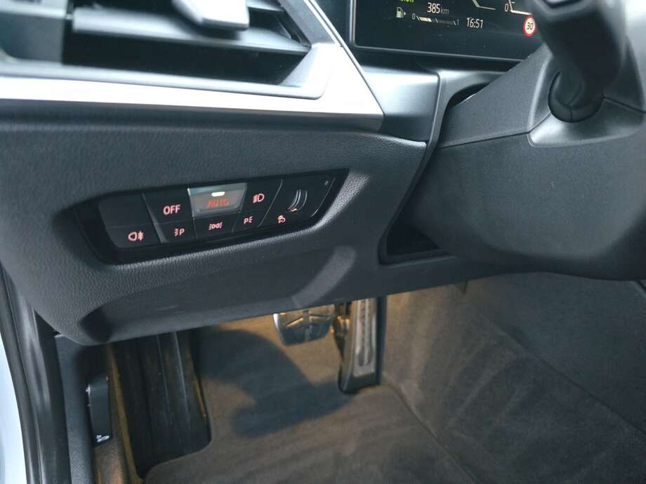 BMW 320d (Bild 9/18)
