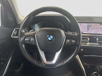 BMW 320d (Bild 2/17)