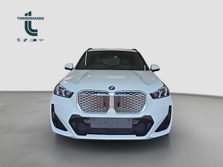 BMW iX1 eDrive20 (Bild 16/17)