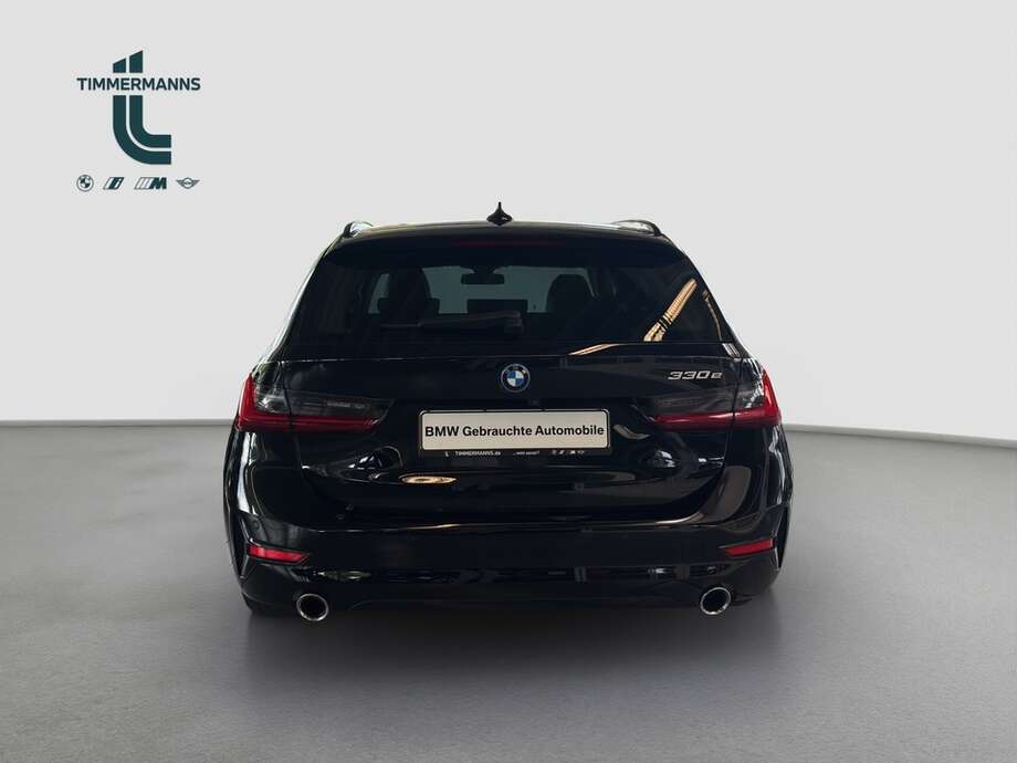 BMW 330e (Bild 12/17)