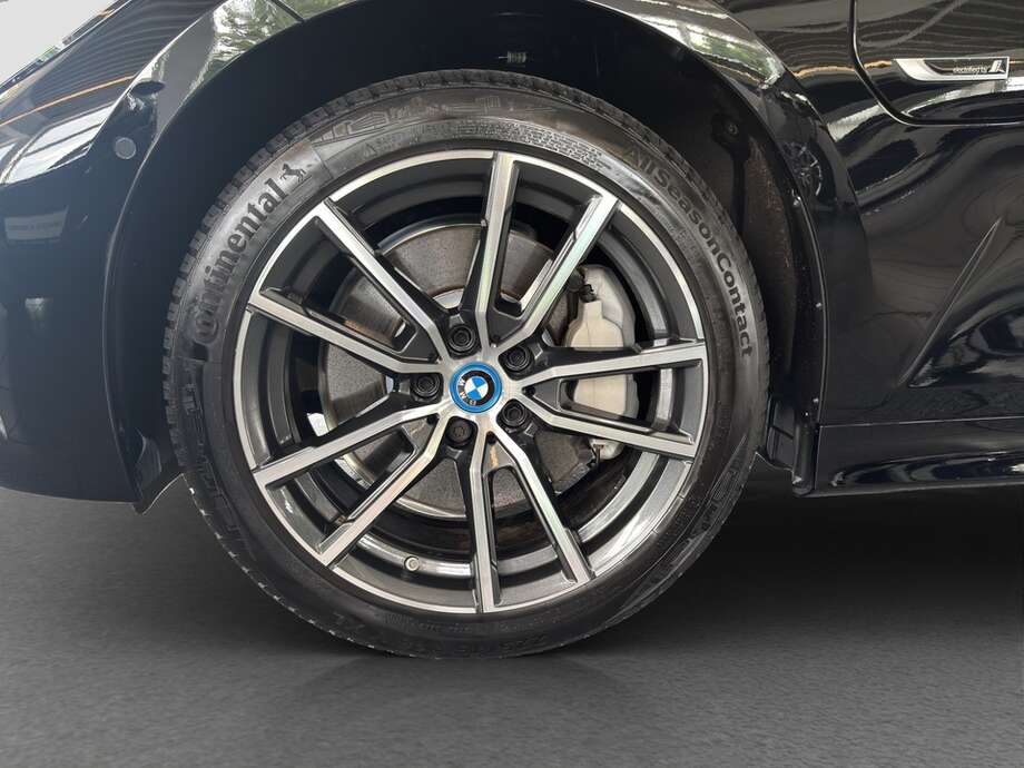 BMW 330e (Bild 17/17)
