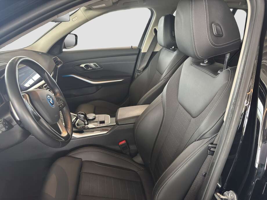 BMW 330e (Bild 2/17)
