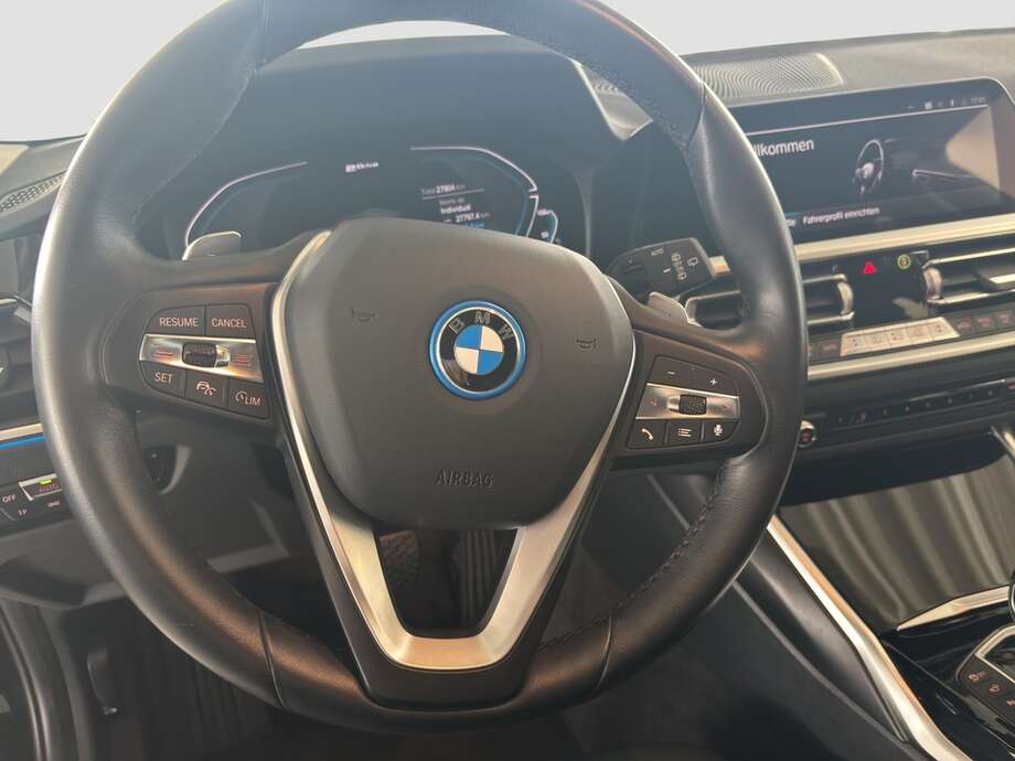 BMW 330e (Bild 3/17)