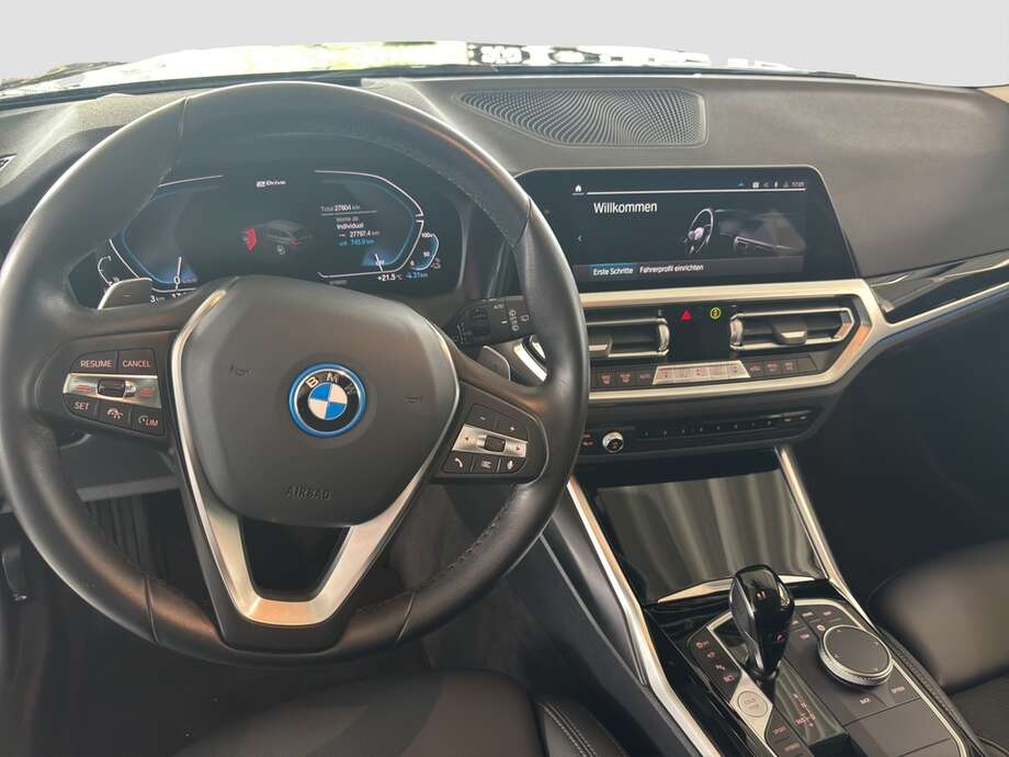 BMW 330e (Bild 4/17)