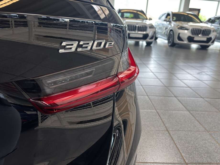 BMW 330e (Bild 7/17)