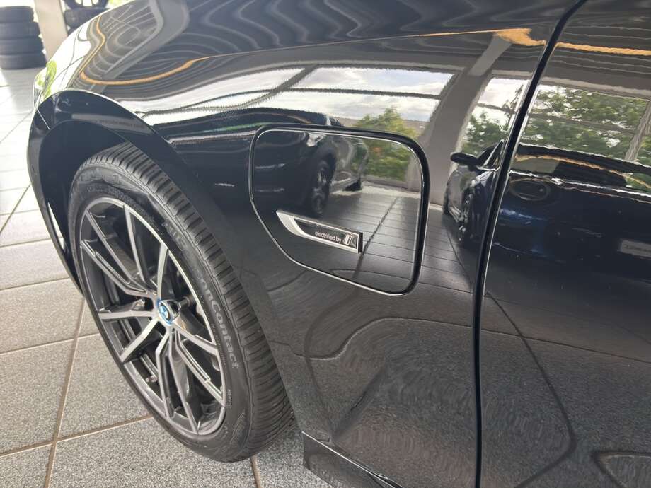 BMW 330e (Bild 8/17)