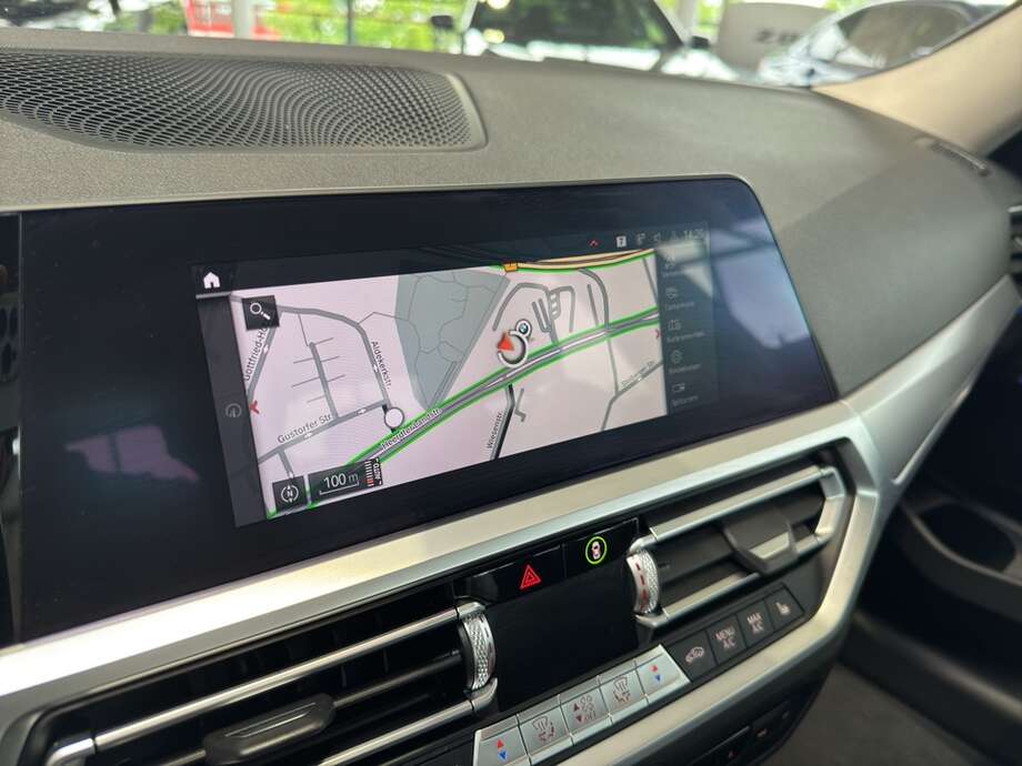 BMW 318i (Bild 9/18)