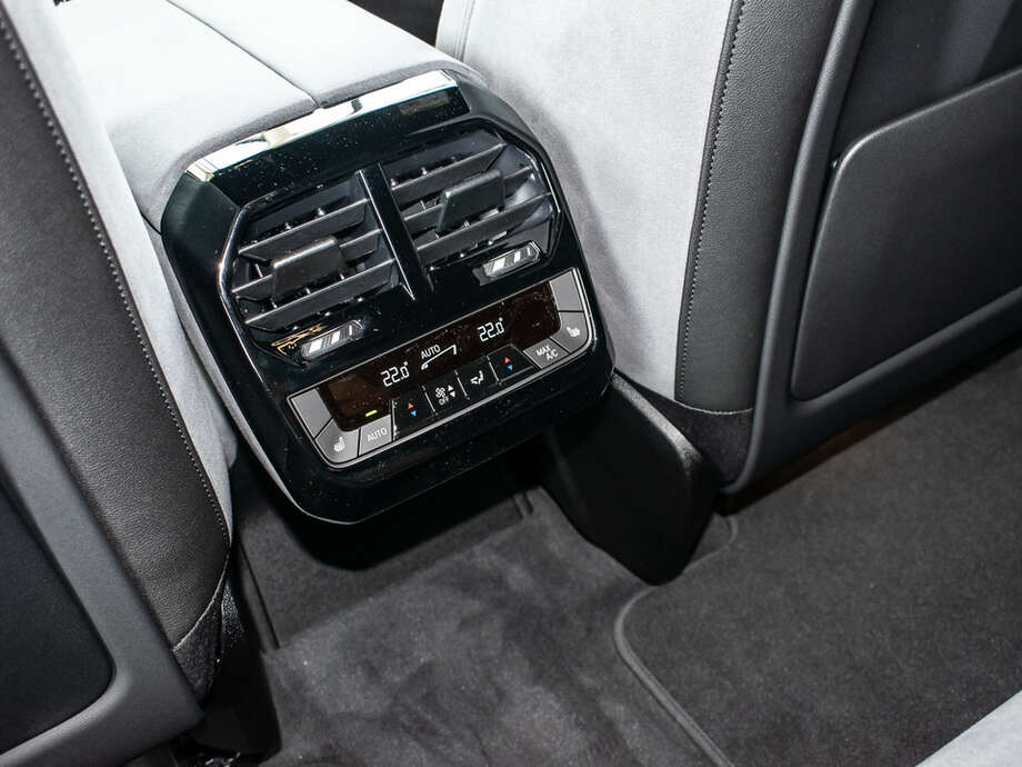 BMW iX (Bild 2/13)