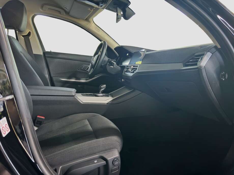 BMW 330d xDrive (Bild 8/16)