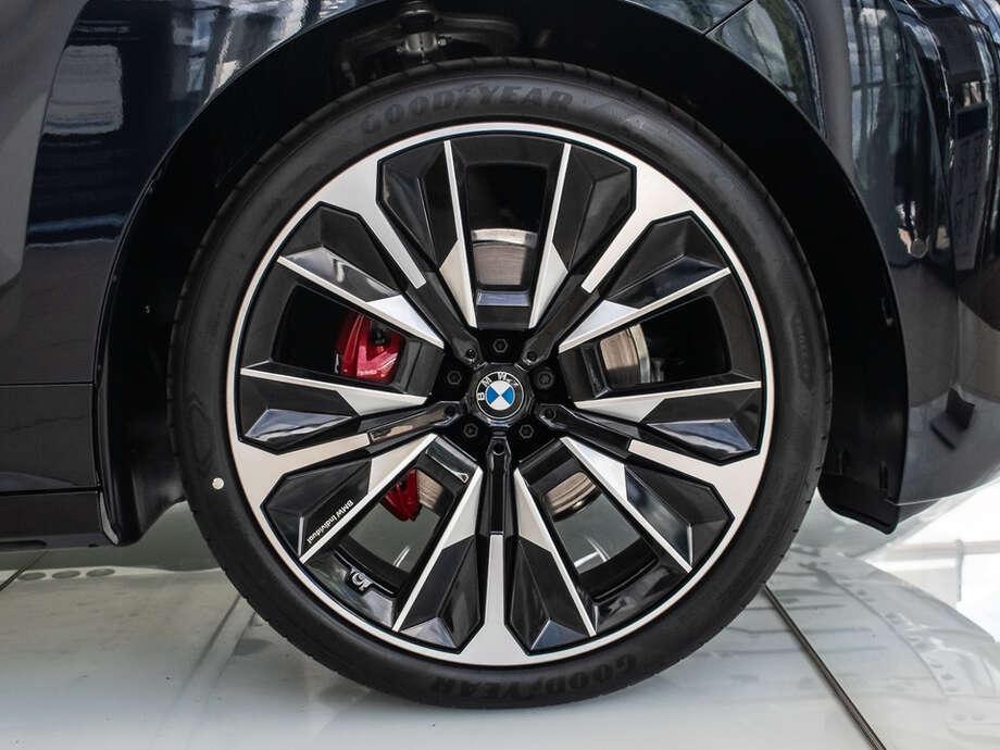 BMW iX (Bild 7/13)