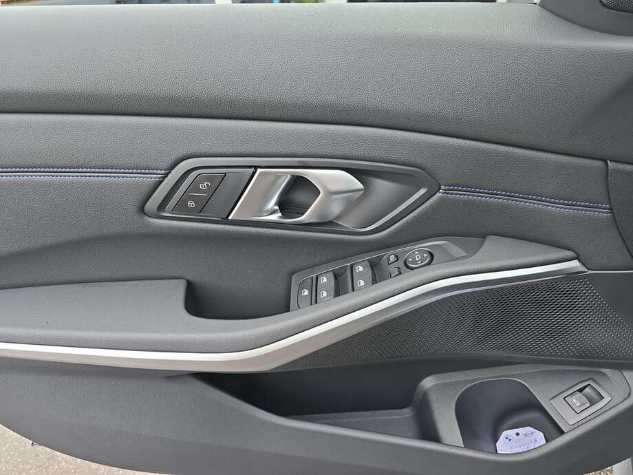 BMW 330i xDrive (Bild 8/18)